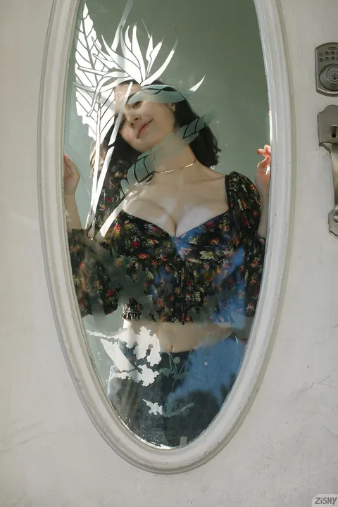 Giulia Wylde: Slim Ukrainian Brunette Poses to Show Her Figure – photo 3 of 12