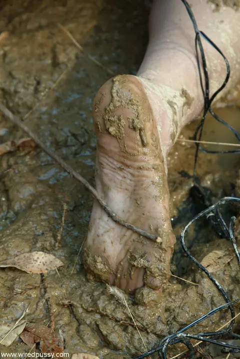Dylan Ryan: Tall PAWG Brunette Bound in Mud Outdoors Uses a Dildo on Her Ass – photo 6 of 20