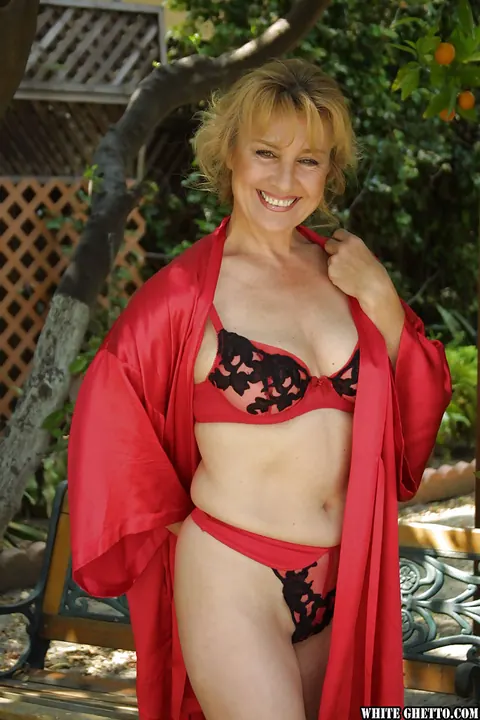 Mia Ivanova: Mature Blonde Sheds Her Lingerie and Spreads Outdoors – photo 4 of 16