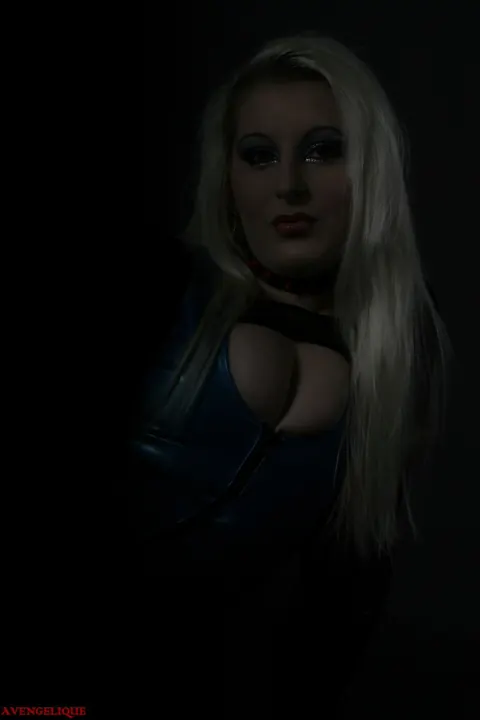 Blonde in Latex and Heeled Boots Spreads Wide – photo 16 of 16