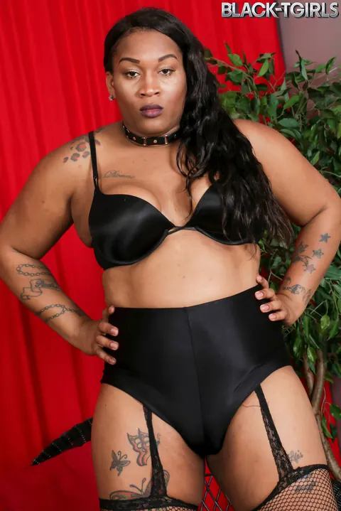 Trans BBW Undresses and Flaunts Her Curves Nude – photo 2 of 16