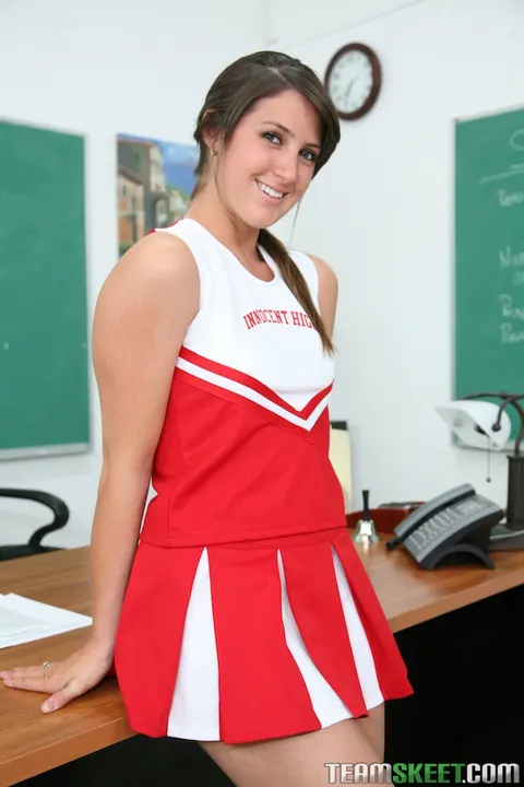 Bailey Lane: Athletic Brunette in Glasses Strips and Spreads Her Pussy – photo 5 of 17