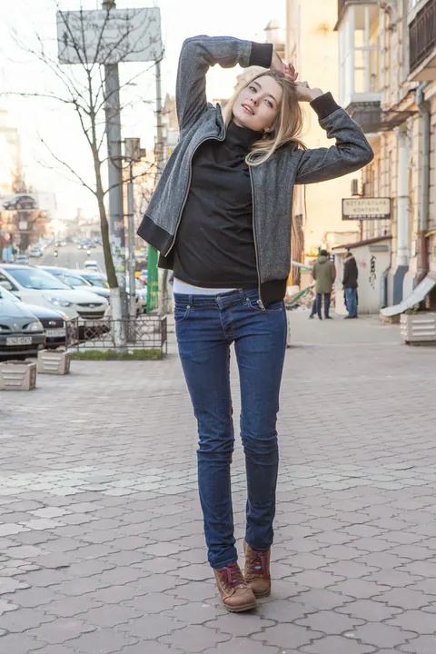 Tall Athletic Babe Strips Out of Her Jeans and Spreads – photo 21 of 21