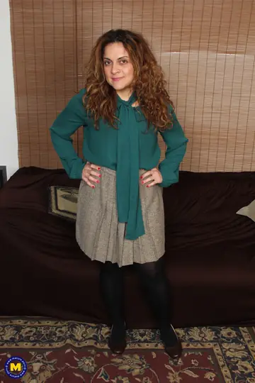 Drew Jones – Curvy European MILF in Pantyhose Toys Her Shaved Pussy