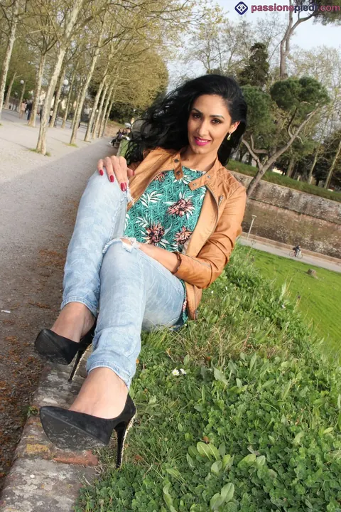 Mistress Alexya: Brunette Latina MILF Shows Her Feet in Jeans and Heels Outdoors – photo 3 of 12
