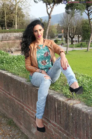 Mistress Alexya – Brunette Latina MILF Shows Her Feet in Jeans and Heels Outdoors