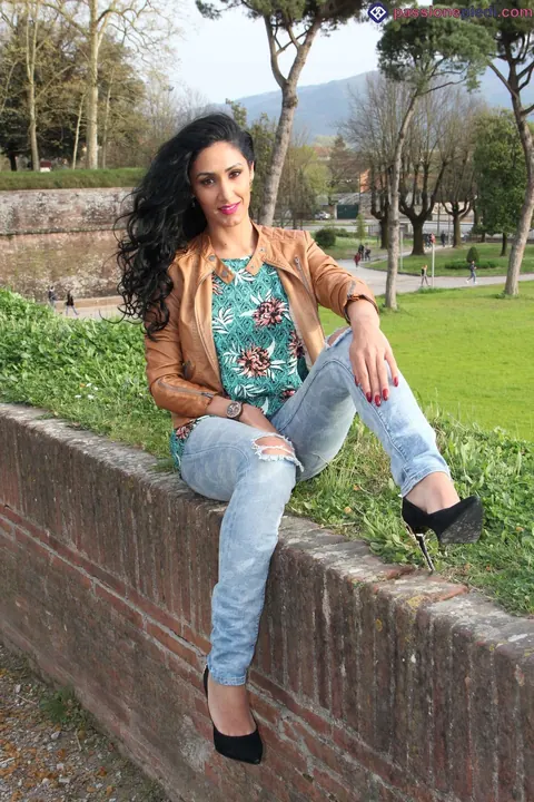 Mistress Alexya: Brunette Latina MILF Shows Her Feet in Jeans and Heels Outdoors – photo 1 of 12