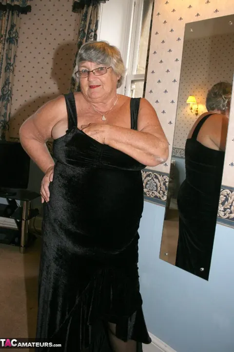 BBW Brunette Poses in Stockings and Glasses – photo 3 of 20
