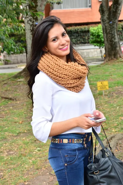 Penelope Perez: Busty Latina Brunette Poses Outdoors in Tight Jeans – photo 11 of 16