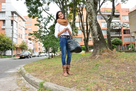 Penelope Perez: Busty Latina Brunette Poses Outdoors in Tight Jeans – photo 9 of 16