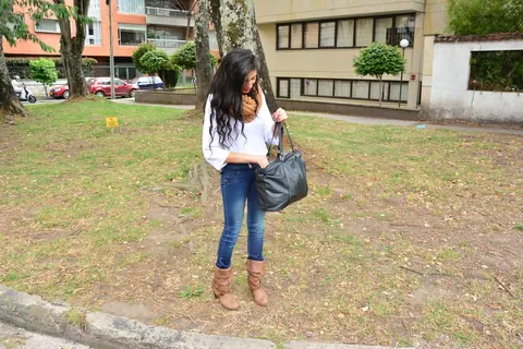 Penelope Perez: Busty Latina Brunette Poses Outdoors in Tight Jeans – photo 1 of 16