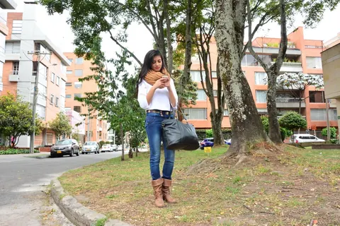 Penelope Perez: Busty Latina Brunette Poses Outdoors in Tight Jeans – photo 7 of 16