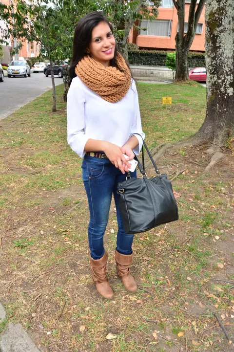 Penelope Perez: Busty Latina Brunette Poses Outdoors in Tight Jeans – photo 16 of 16