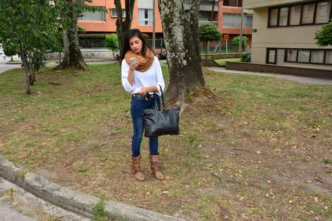 Penelope Perez: Busty Latina Brunette Poses Outdoors in Tight Jeans – photo 3 of 16