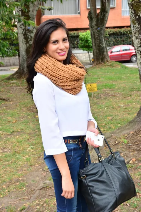 Penelope Perez: Busty Latina Brunette Poses Outdoors in Tight Jeans – photo 12 of 16