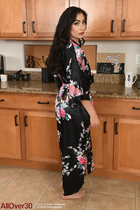 Lucy Sunflower: Latina MILF Poses Nude Showing Her Tattoo – photo 1 of 21