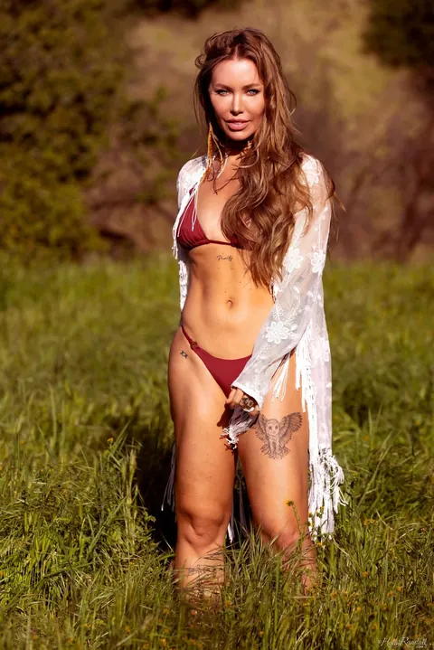 Nicole Aniston: Blonde BBW Strips Out of Her Bikini in the Forest – photo 2 of 20