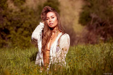 Nicole Aniston: Blonde BBW Strips Out of Her Bikini in the Forest – photo 4 of 20