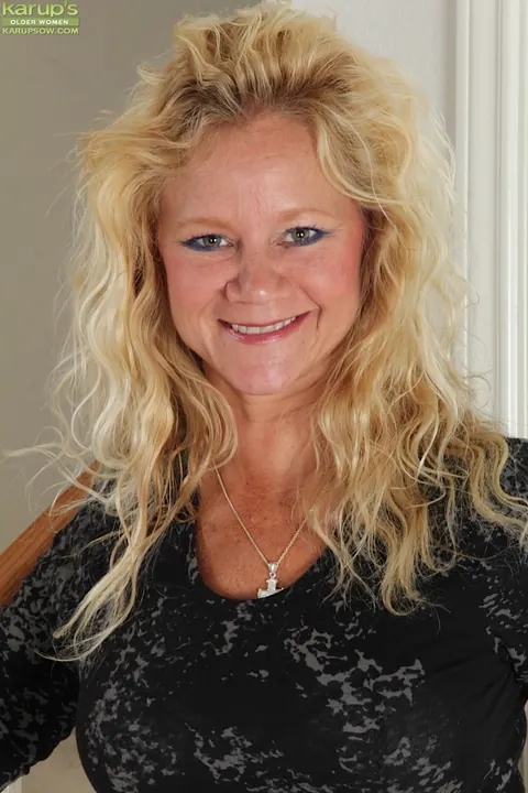 Heidi Gallo: Thick Blonde MILF in Jeans Spreads Her Pussy Wide – photo 1 of 15