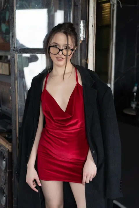 Short-Haired Brunette in Glasses Poses Outdoors – photo 18 of 21