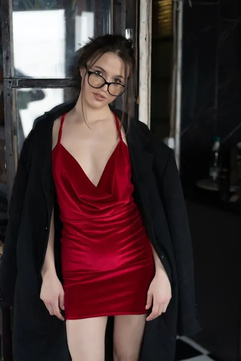 Short-Haired Brunette in Glasses Poses Outdoors – photo 20 of 21