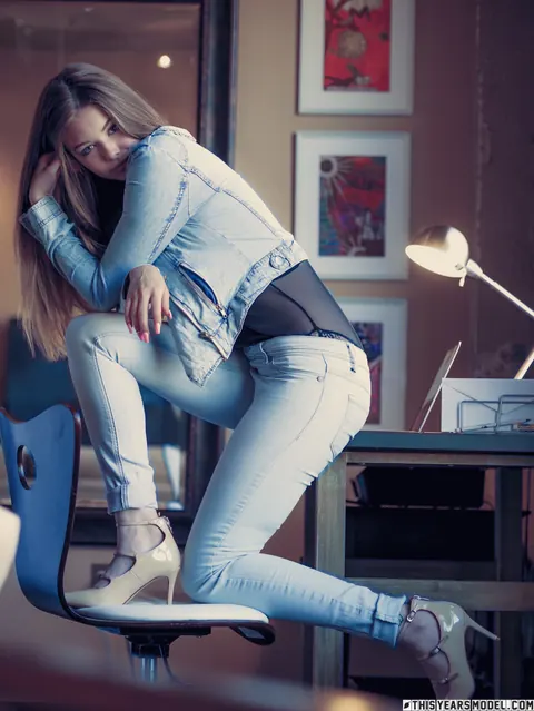 Lana Lea: Blonde Strips Out of Her Jeans to Model Nude – photo 2 of 10