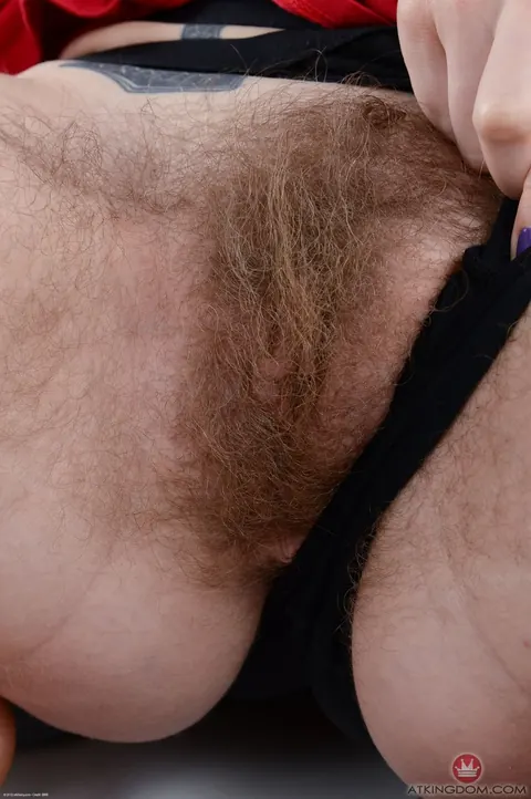 Apricot Pitts: Blonde with Short Hair Strips Nude and Spreads Her Hairy Pussy – photo 5 of 19