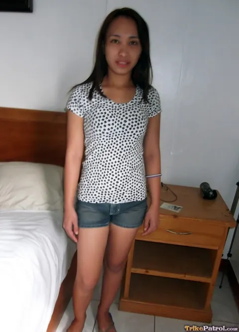 Filipina Strips Nude in a Hotel Room – photo 1 of 20