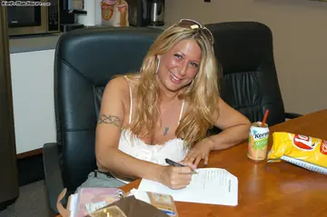 Kelly Madison – Thick Blonde MILF Bares Her Big Tits in a Skirt for Group Sex