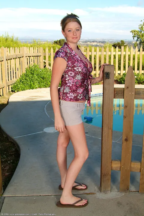 Busty Woman Pulls Down Her Shorts and Spreads Outdoors – photo 1 of 21