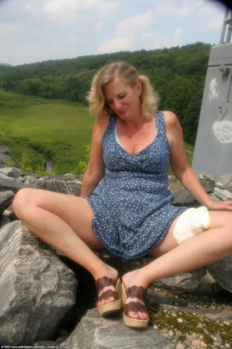 Thick Blonde MILF Spreads Her Hairy Ass and Pussy in the Open Air – photo 5 of 20