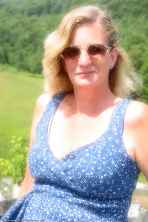 Thick Blonde MILF Spreads Her Hairy Ass and Pussy in the Open Air – photo 1 of 20