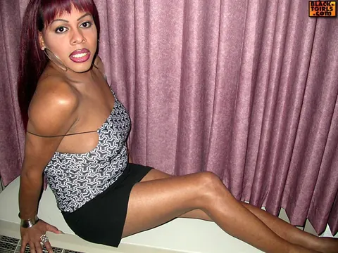 Ebony Trans Woman Stands Nude and Turns to Show Her Figure – photo 2 of 16
