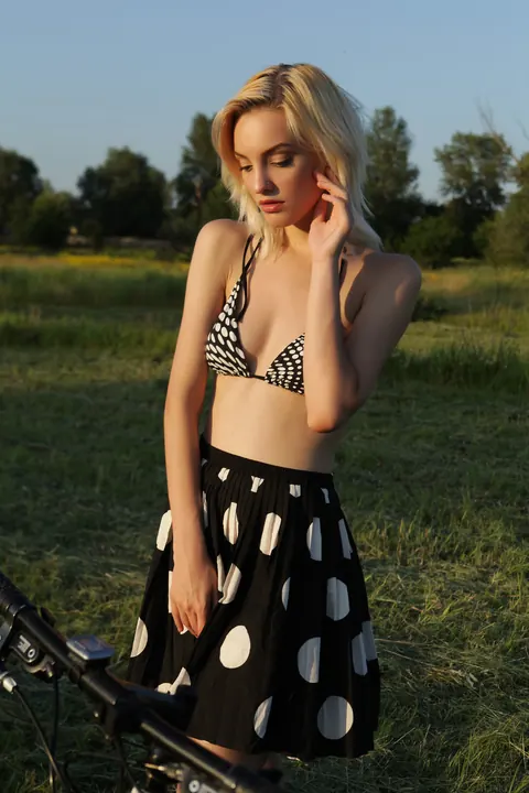 Kira W: Ukrainian Blonde Shows Her Natural Tits Outdoors – photo 2 of 21