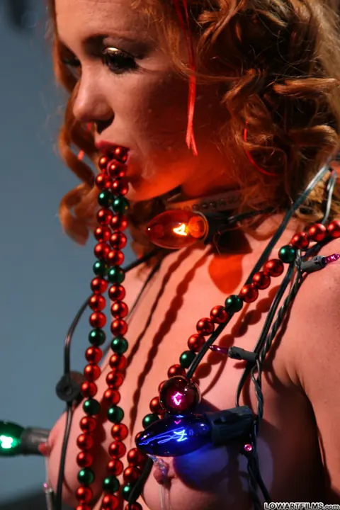 Charley Chase: Slim Redhead MILF Drapes Christmas Lights Over Nude Body – photo 16 of 17
