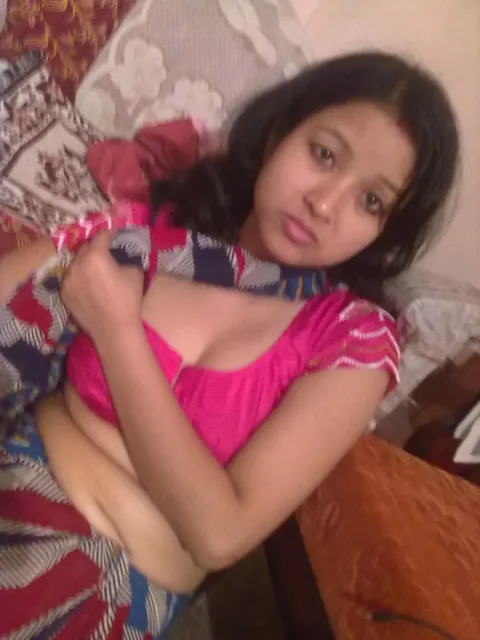 Indian Brunette Bares Her Natural Tits and Armpits in the Bedroom – photo 2 of 15