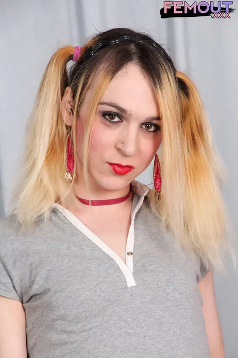 Trans Woman Strips Nude and Arches Back to Display Her Body – photo 3 of 15