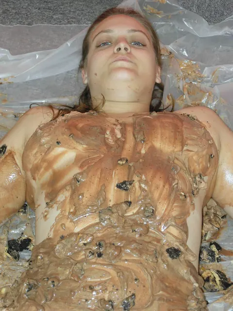 Amateur MILF Poses Nude on the Bed with Food Leftovers – photo 21 of 21