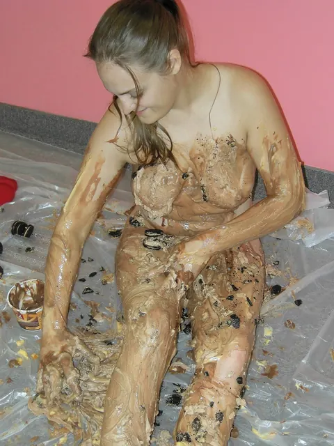 Amateur MILF Poses Nude on the Bed with Food Leftovers – photo 17 of 21
