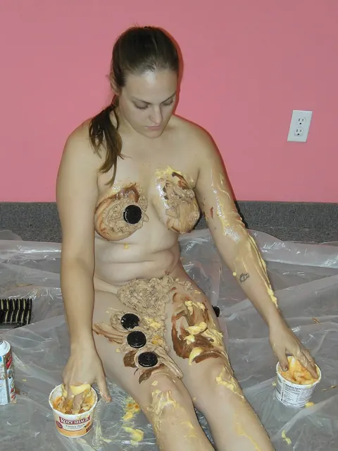 Amateur MILF Poses Nude on the Bed with Food Leftovers – photo 7 of 21