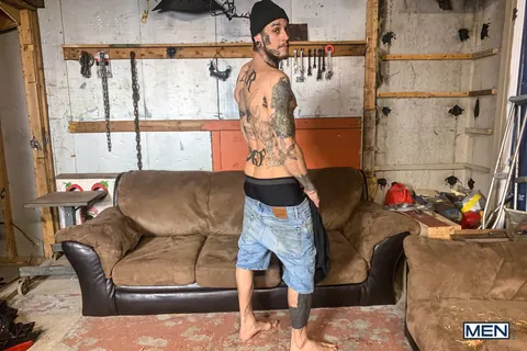 Guy Spreads His Ass and Fingers Himself – photo 1 of 21