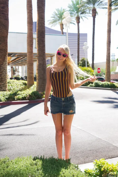 Elle Blue: Blonde PAWG Teases Her Big Ass Outdoors – photo 6 of 12