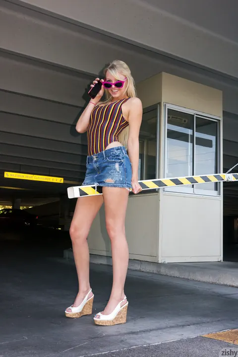 Elle Blue: Blonde PAWG Teases Her Big Ass Outdoors – photo 7 of 12