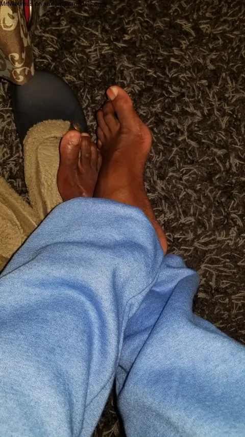 Man Strips Nude and Poses for Solo Gallery – photo 16 of 16
