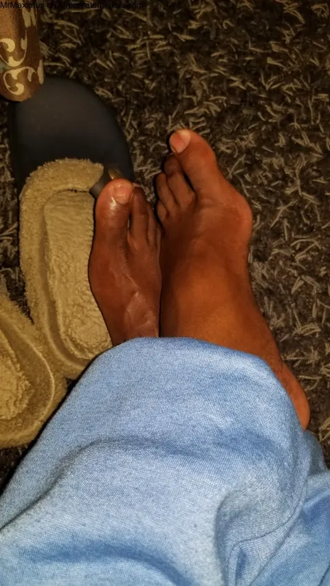 Man Strips Nude and Poses for Solo Gallery – photo 12 of 16