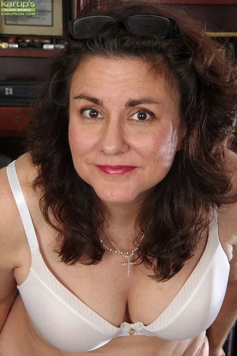 Gianna Jones: Mature Brunette in Glasses Displays Her Hairy Pussy – photo 3 of 16