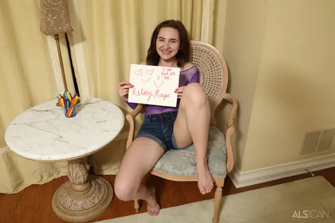 Kelsey Kage: PAWG Strips Naked and Uses a Glass Dildo – photo 1 of 16