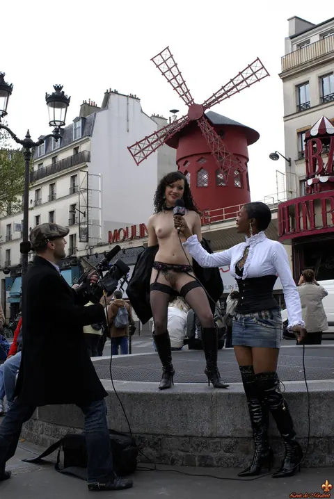 Penelope Tiger: Thick Brunette Strips Off Her Skirt for an Outdoor Interview – photo 12 of 16