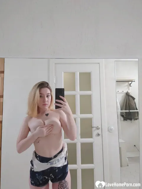 Milana Milka: Thick Blonde in Shorts Spreads for Mirror Selfie – photo 6 of 20