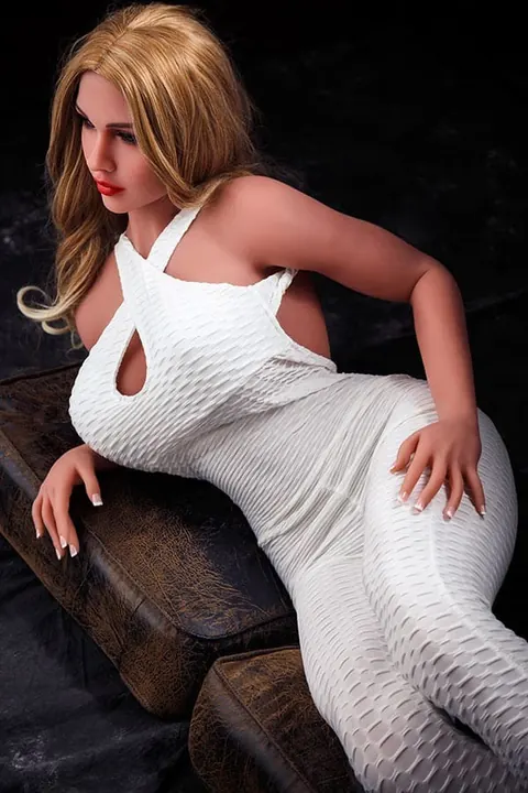 Blonde Shows Off Her Big Tits and Curvy Body – photo 3 of 13